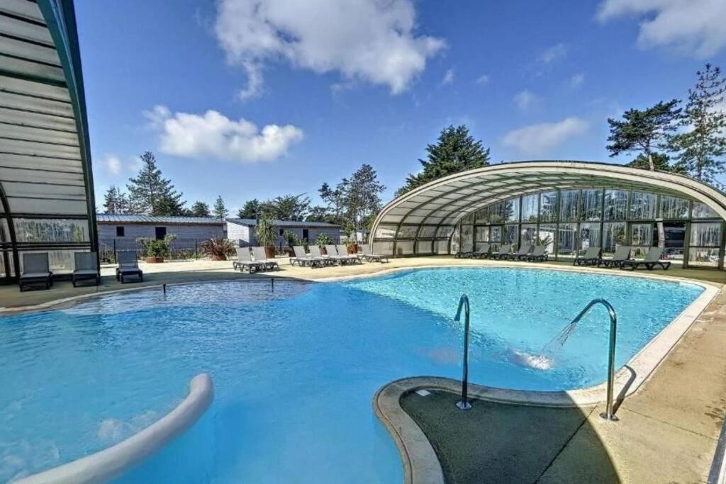 Cottage Dans Parc Residentiel De Loisirs, Piscine, 150M De La Mer Jullouville-les-Pins Exterior photo